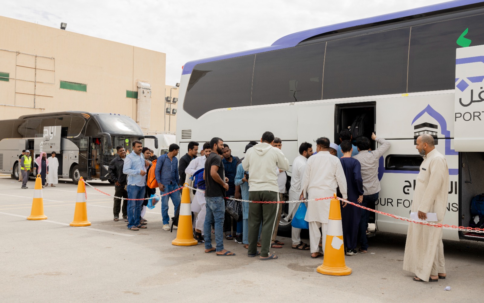 تسيير عدد 4 حافلات إلى مكة المكرمة تحمل 196 معتمراً